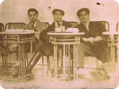 Caffè Galante, interno, anni venti del Novecento; sulla sinistra è riconoscibile Carmelo Galante (1909 - 1996)